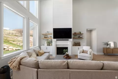 Living - 179 E Twin Hollow Dr #19, Mapleton, UT 84664 photo 3 of 6
