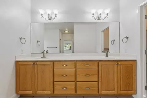 Bath - 1001 E Pine Valley Rd, Pine Valley, UT 84781 photo 4 of 7