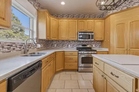 Kitchen - 1001 E Pine Valley Rd, Pine Valley, UT 84781 photo 5 of 7