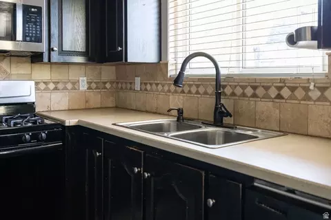 Kitchen - 892 E 400 S, Smithfield, UT 84335 photo 3 of 4