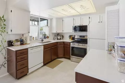 Kitchen - 627 E Springhill Dr, Murray, UT 84107 photo 3 of 4