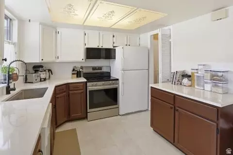 Kitchen - 627 E Springhill Dr, Murray, UT 84107 photo 1 of 4