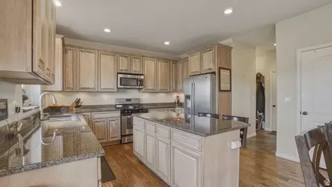 Kitchen - 3926 E Barton Creek Dr, Eagle Mountain, UT 84005 photo 2 of 3