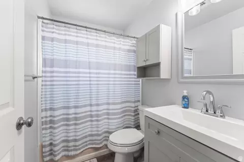 Bath - 1013 N Main St, Orem, UT 84057 photo 5 of 6