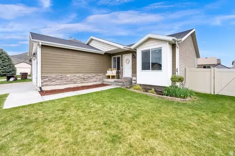 Exterior - 2442 E Hitching Post Dr, Eagle Mountain, UT 84005 photo 2 of 7