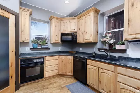 Kitchen - 195 E 400 N, Richfield, UT 84701 photo 2 of 3