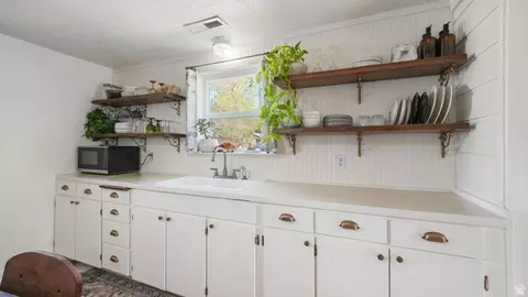 Kitchen - 404 S 200 E, American Fork, UT 84003 photo 2 of 3