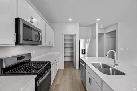 Kitchen - 3452 N Hannah St #1607, Eagle Mountain, UT 84005 photo 3 of 4