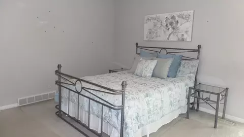 Bedroom - 496 E Spruce Glen Rd, Murray, UT 84107 photo 2 of 8
