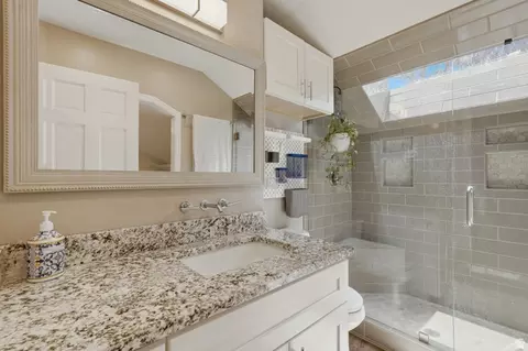 Bath - 962 S Valley View Dr E, Fruit Heights, UT 84037 photo 1 of 2