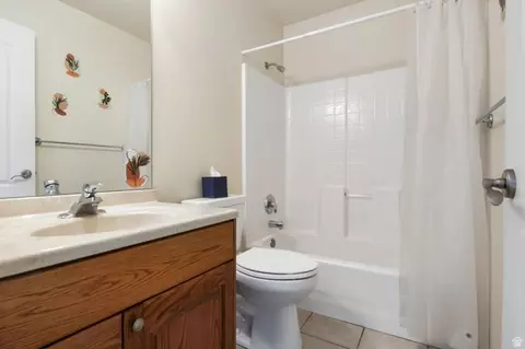 Bath - 43 E Peachtree Dr N, Centerville, UT 84014 photo 4 of 5