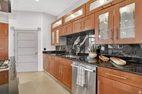 Kitchen - 14902 S Saddle Leaf Ct E, Draper, UT 84020 photo 2 of 6