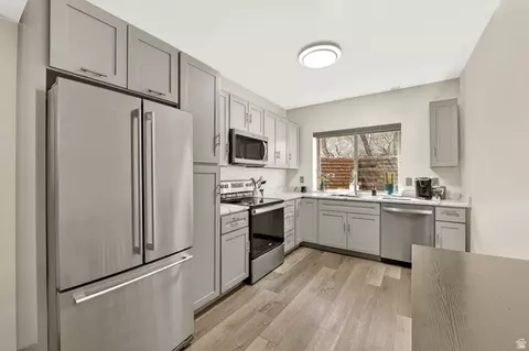 Kitchen - 14902 S Saddle Leaf Ct E, Draper, UT 84020 photo 5 of 6