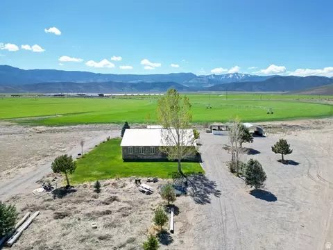 1129 S River Side Dr, Circleville, UT 84723