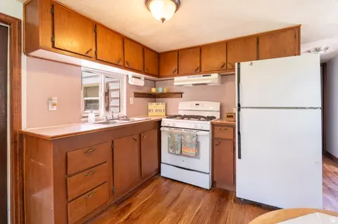 Kitchen - 476 N Cliffview Dr, Moab, UT 84532 photo 4 of 5