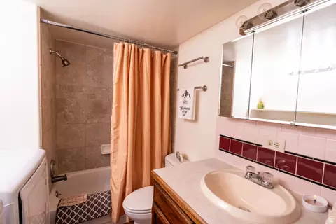Bath - 476 N Cliffview Dr, Moab, UT 84532 photo 1 of 2