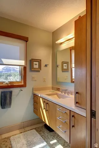 Bath - 1390 S Flat Rabbit Rd, Teasdale, UT 84773 photo 3 of 3