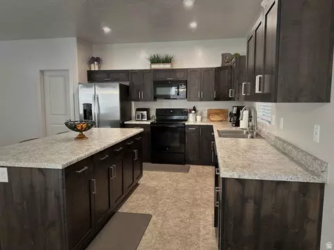Kitchen - 528 S Riverbed Dr, Washington, UT 84780 photo 2 of 3