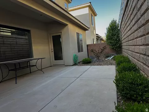 Exterior - 528 S Riverbed Dr, Washington, UT 84780 photo 2 of 3