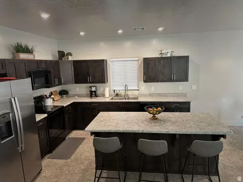 Kitchen - 528 S Riverbed Dr, Washington, UT 84780 photo 3 of 3