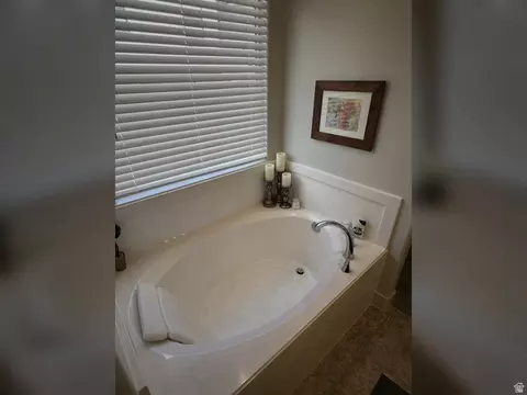 Bath - 528 S Riverbed Dr, Washington, UT 84780 photo 2 of 5
