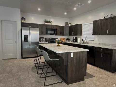 Kitchen - 528 S Riverbed Dr, Washington, UT 84780 photo 1 of 3