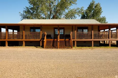 2040 N Long Rd, Big Water, UT 84741