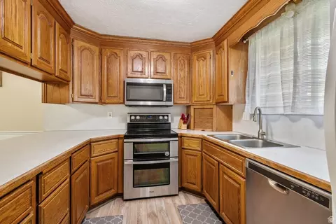 Kitchen - 553 N 200 W, Bountiful, UT 84010 photo 2 of 4