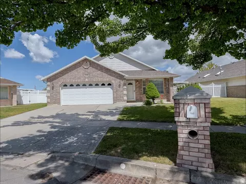 948 W 1730 N, Clinton, UT 84015
