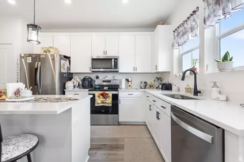 Kitchen - 4423 E Longleaf Ln, Eagle Mountain, UT 84005 photo 2 of 4