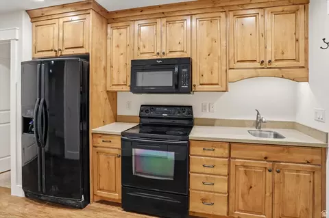 Kitchen - 715 Bluff St, Hyde Park, UT 84318 photo 7 of 10