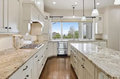 Kitchen - 715 Bluff St, Hyde Park, UT 84318 photo 6 of 10
