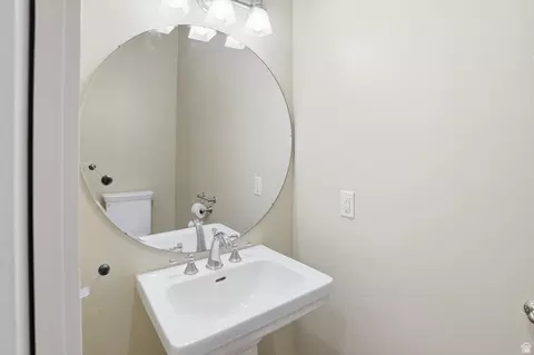 Bath - 715 Bluff St, Hyde Park, UT 84318 photo 6 of 7