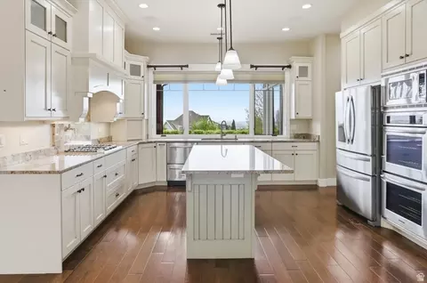 Kitchen - 715 Bluff St, Hyde Park, UT 84318 photo 2 of 10