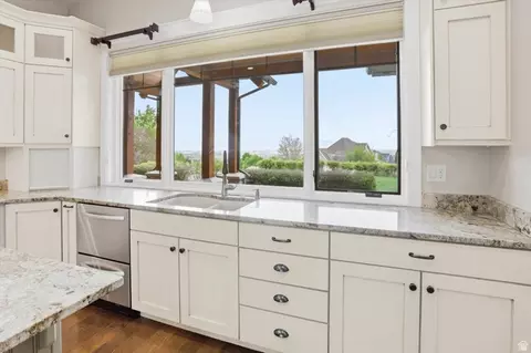 Kitchen - 715 Bluff St, Hyde Park, UT 84318 photo 8 of 10