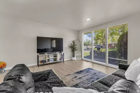 Living - 185 W 850 S, Bountiful, UT 84010 photo 2 of 4