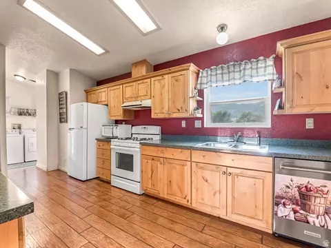 Kitchen - 8982 S 4800 W, Payson, UT 84651 photo 2 of 3