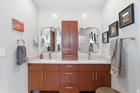 Bath - 1172 W Kristeldell Ct, Murray, UT 84123 photo 4 of 6
