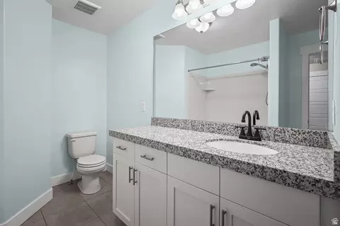 Bath - 7549 N Hutch Ln, Eagle Mountain, UT 84005 photo 4 of 5