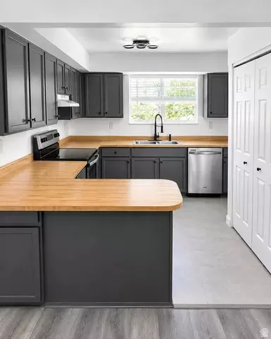 696 E Williamsburg Park Cir, Sandy, UT 84070 photo 2