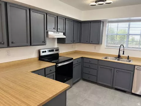 Kitchen - 696 E Williamsburg Park Cir, Sandy, UT 84070 photo 1 of 2