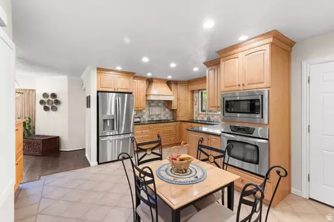 Kitchen - 2931 E Robidoux Rd S, Sandy, UT 84093 photo 3 of 5