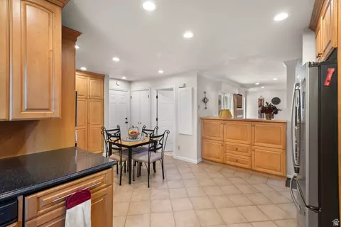 Kitchen - 2931 E Robidoux Rd S, Sandy, UT 84093 photo 4 of 5