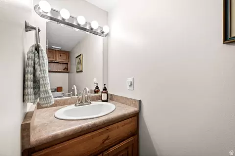 Bath - 623 E 3990 S, Millcreek, UT 84107 photo 2 of 4