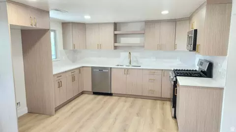 Kitchen - 8492 S Mesa Dr E, Sandy, UT 84093 photo 5 of 5