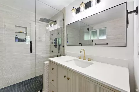 Bath - 871 N Bonita Way E, Centerville, UT 84014 photo 1 of 5