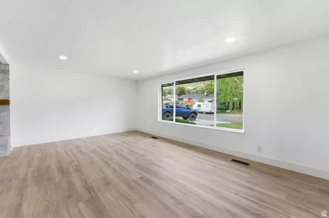 Living - 871 N Bonita Way E, Centerville, UT 84014 photo 5 of 10