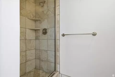 Bath - 8228 S Set Point Cir E, Sandy, UT 84093 photo 7 of 7