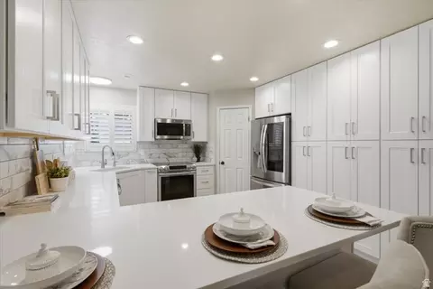 Kitchen - 8228 S Set Point Cir E, Sandy, UT 84093 photo 3 of 4