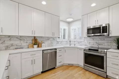 Kitchen - 8228 S Set Point Cir E, Sandy, UT 84093 photo 2 of 4
